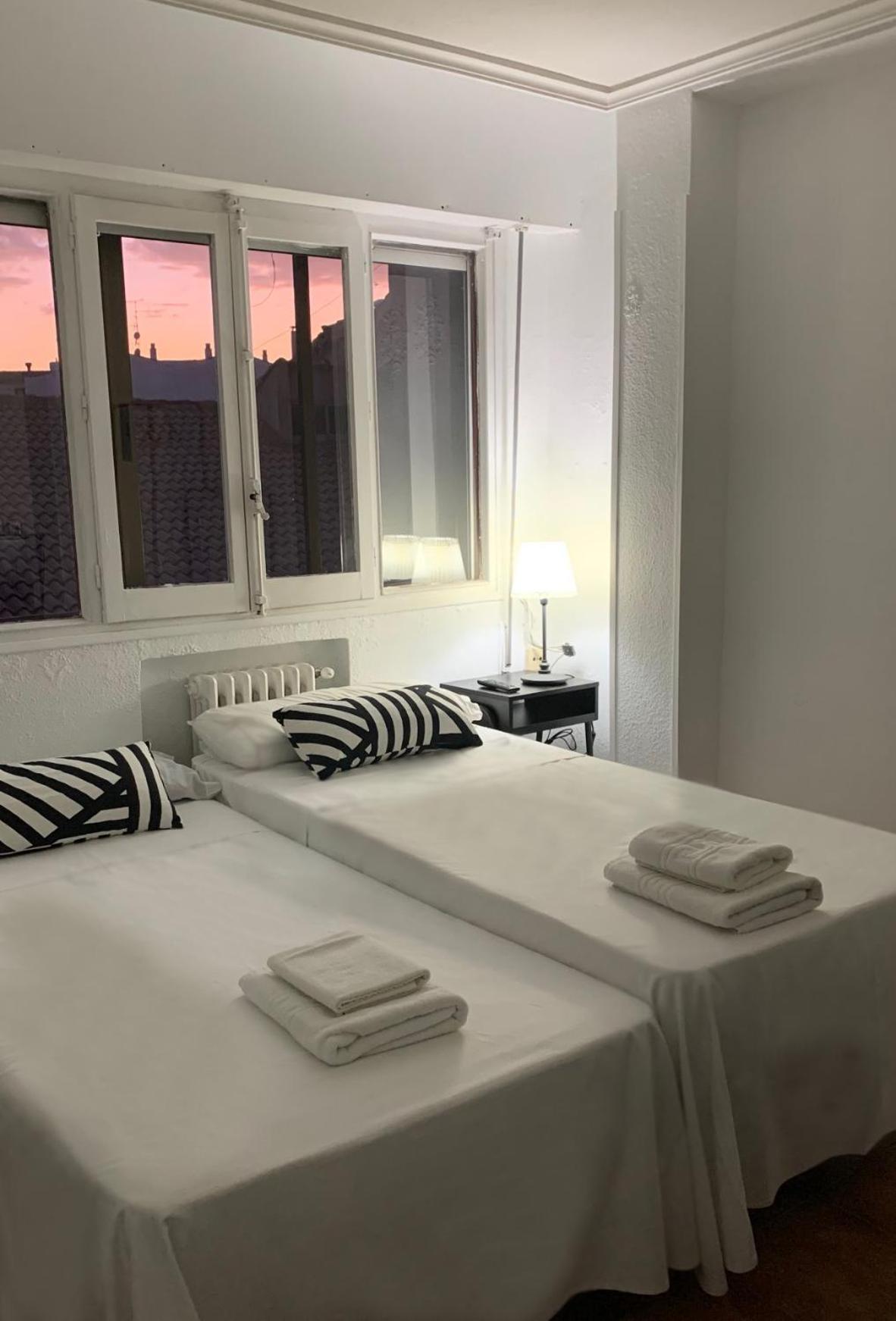 Hotel Y Restaurante Puerta De Aranda อารันดา เด ดวยโร ภายนอก รูปภาพ